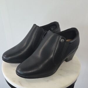 Clarks Black Leather Heeled Slip-On Shoes Size 9.5W